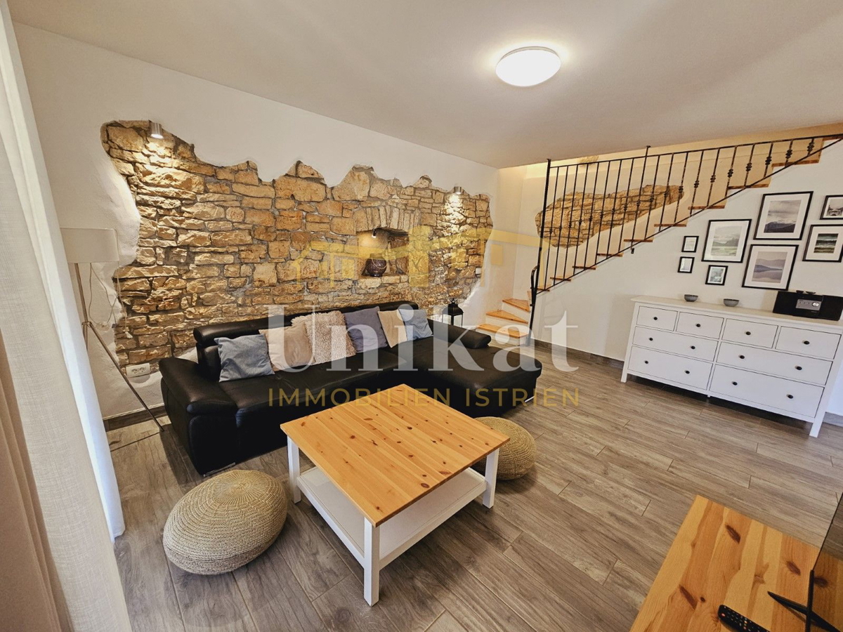 Posest z obnovljeno kamnito hišo, vrtom in bazenom